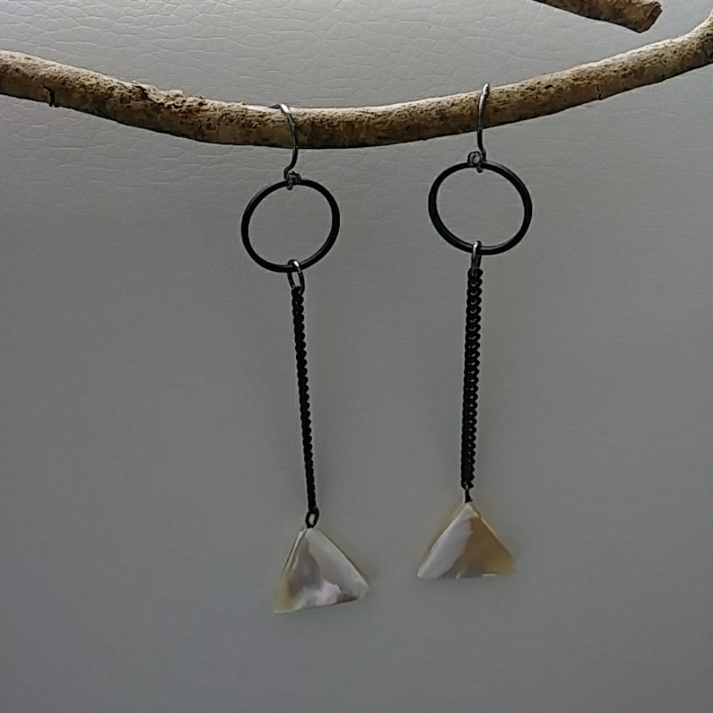 Pearl Shell Minimalist Triangle Earring - Picture 5 of 8